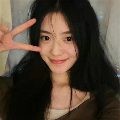穿一只红鞋的男人